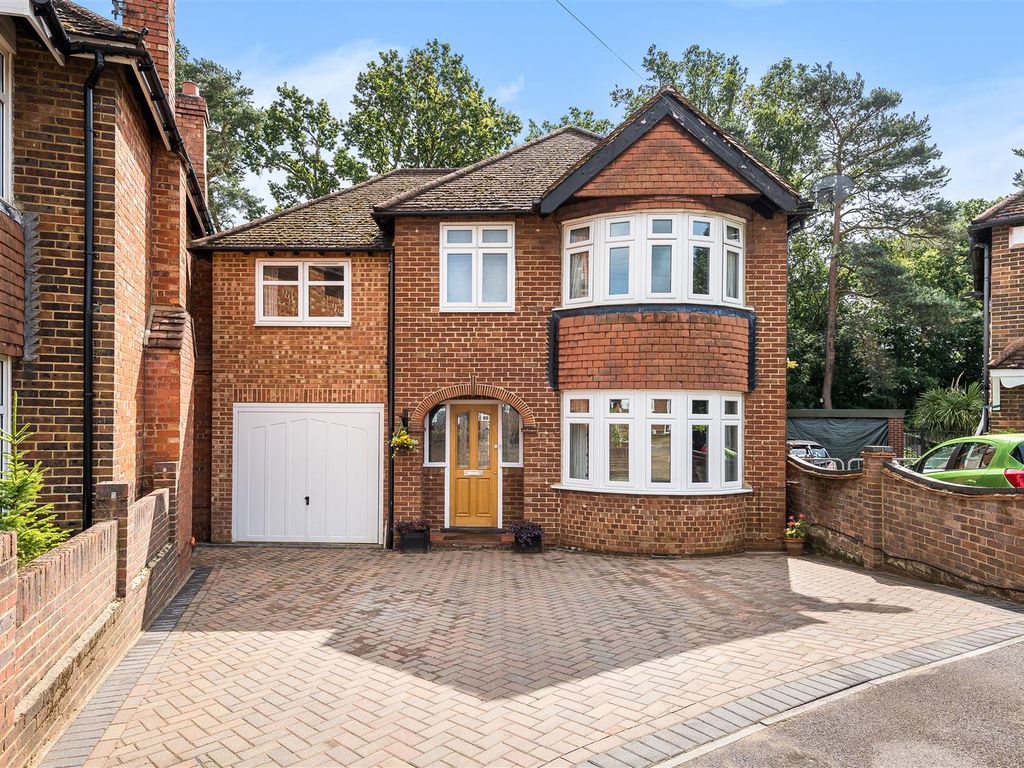 4 bed property for sale in Waltham Avenue, Guildford GU2 Zoopla