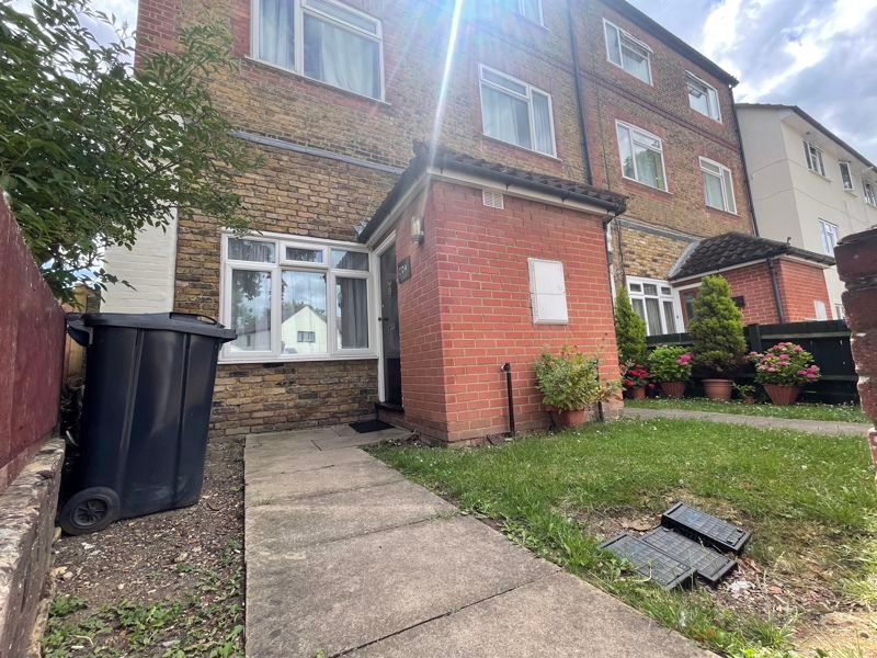 2 bed flat to rent in Buckingham Road, Canons Park, Edgware HA8 Zoopla