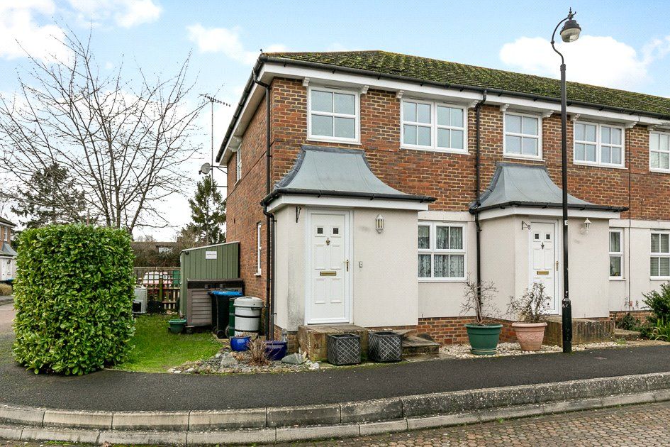 3 bed end terrace house for sale in Mead Place, Smallfield, Horley