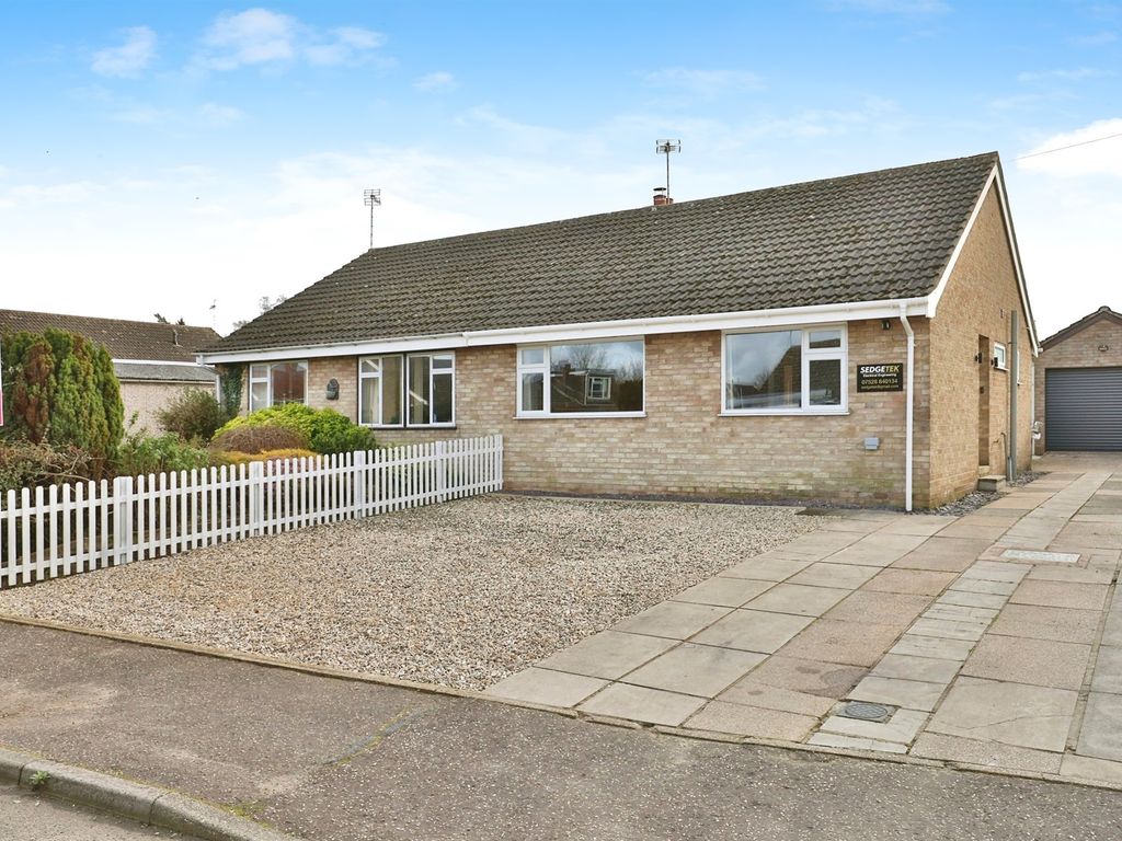 3 bed semidetached bungalow for sale in Crosskeys Way, Mattishall