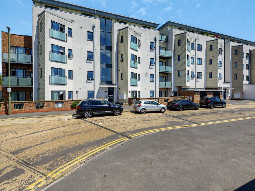 1 bed flat to rent in Oak House, Victory Park Road, Addlestone KT15