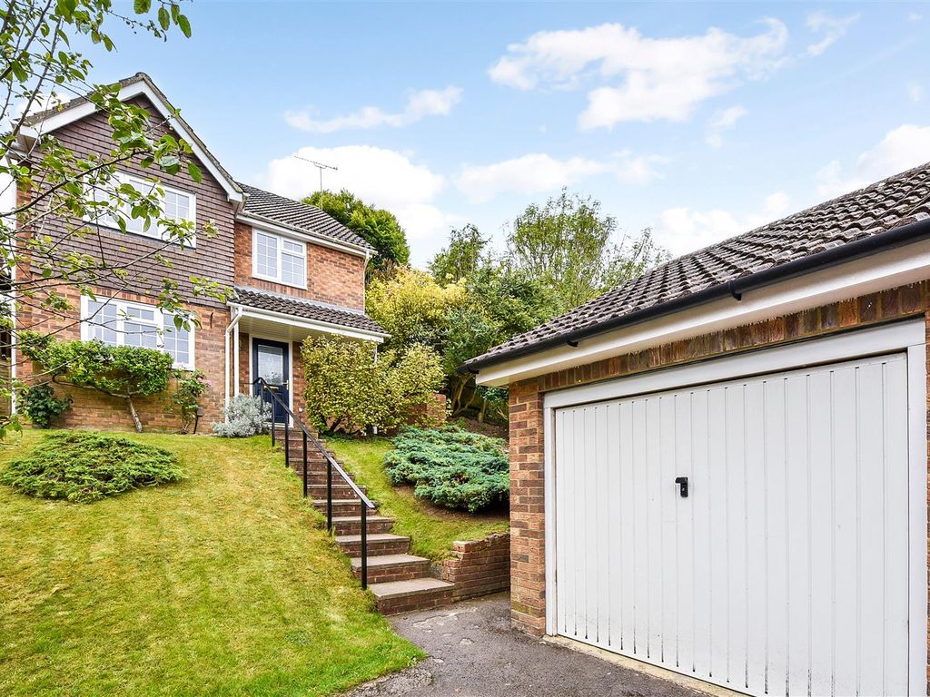 4 bed detached house for sale in Cornfields, Andover SP10, £425,000