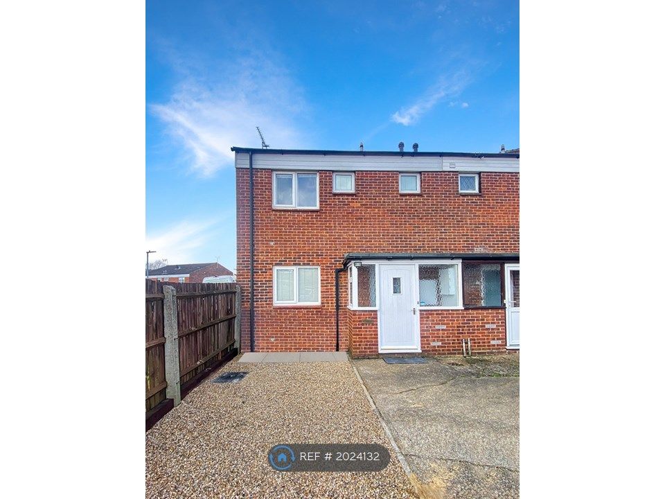3 bed semidetached house to rent in Meadow Road, Bushey WD23, £2,300