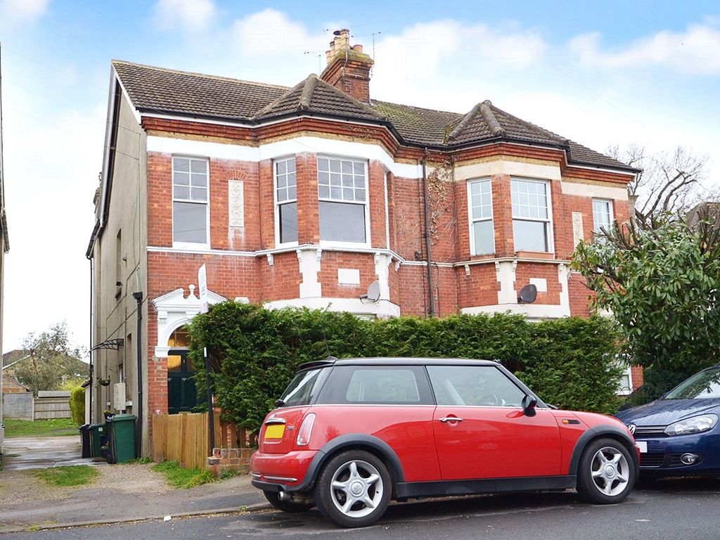 3 bed flat for sale in yattendon road, horley, surrey rh6