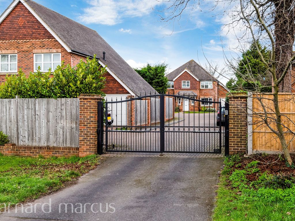 4 bed detached house for sale in Napier Close, Salfords, Redhill RH1