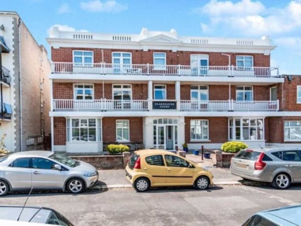 3 bed flat to rent in Wessex Avenue, Bognor Regis PO21, £1,200 pcm Zoopla