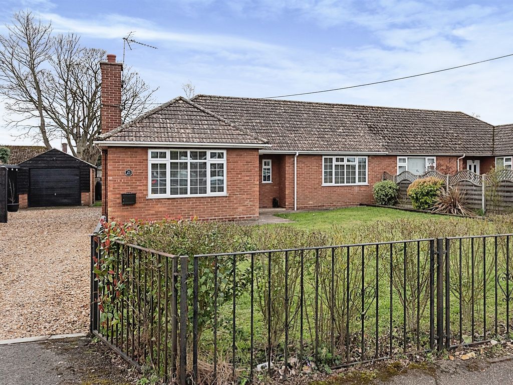 3 bed semidetached bungalow for sale in Queensway, Mildenhall, Bury St