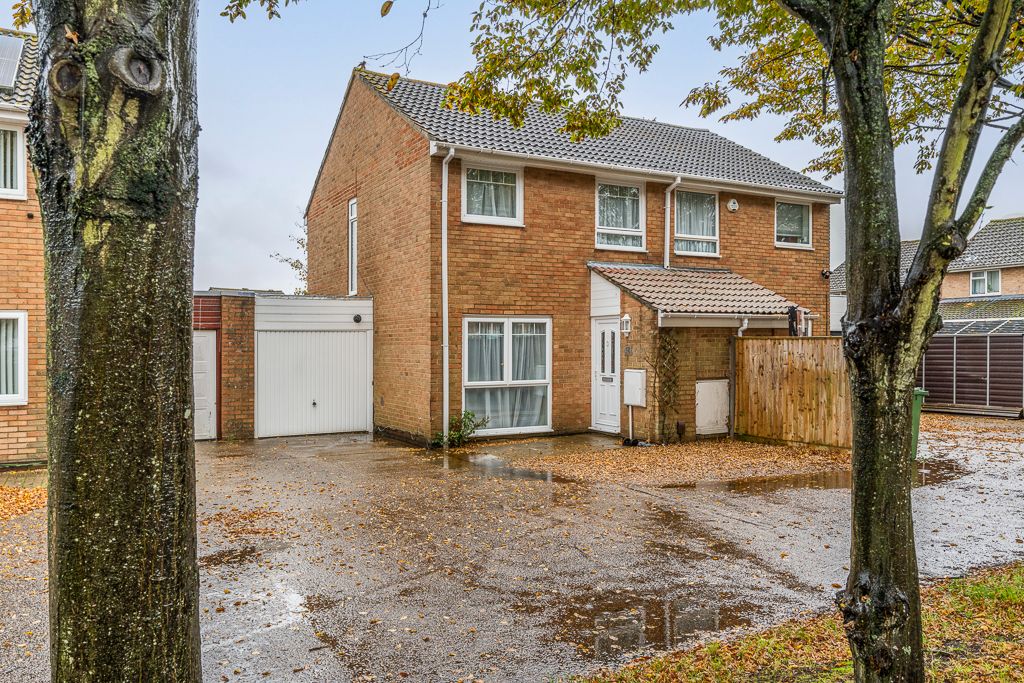 3 bed semidetached house for sale in Calbourne, Netley Abbey