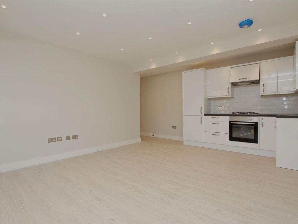 2 bed flat to rent in Park Way, Ruislip HA4, £1,500 pcm Zoopla