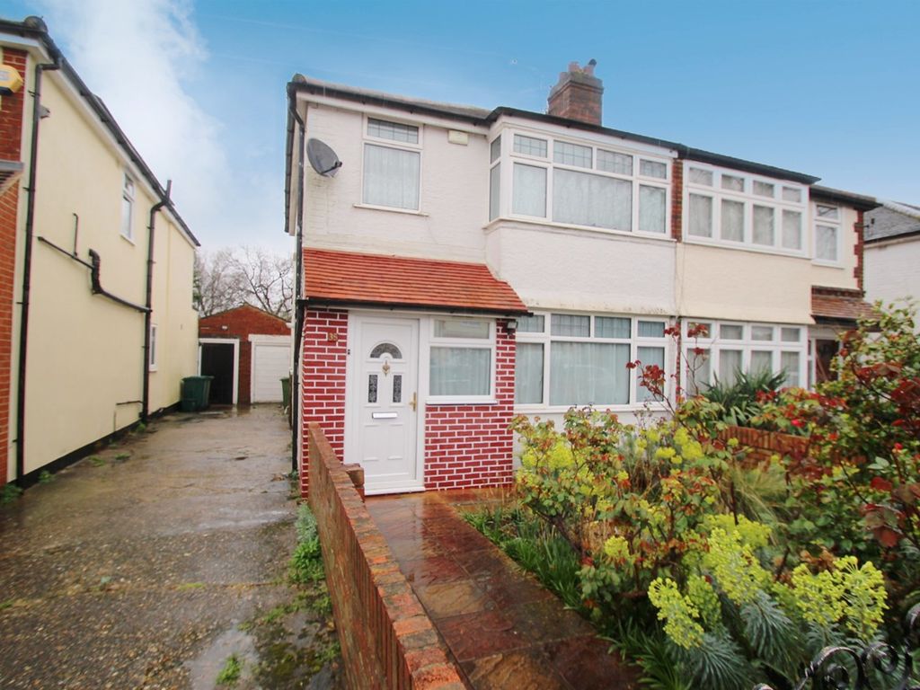 3 bed semidetached house for sale in Petersfield Road, StainesUpon