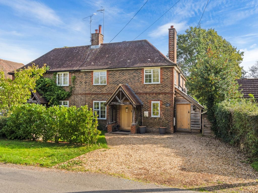 4 bed semidetached house to rent in Sedgwick Lane, Horsham RH13, £