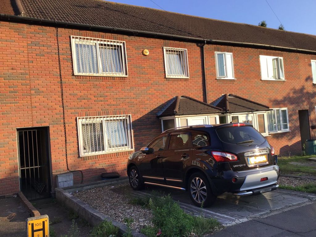 3 bed terraced house to rent in Manford Way, Chigwell IG7, £2,100 pcm