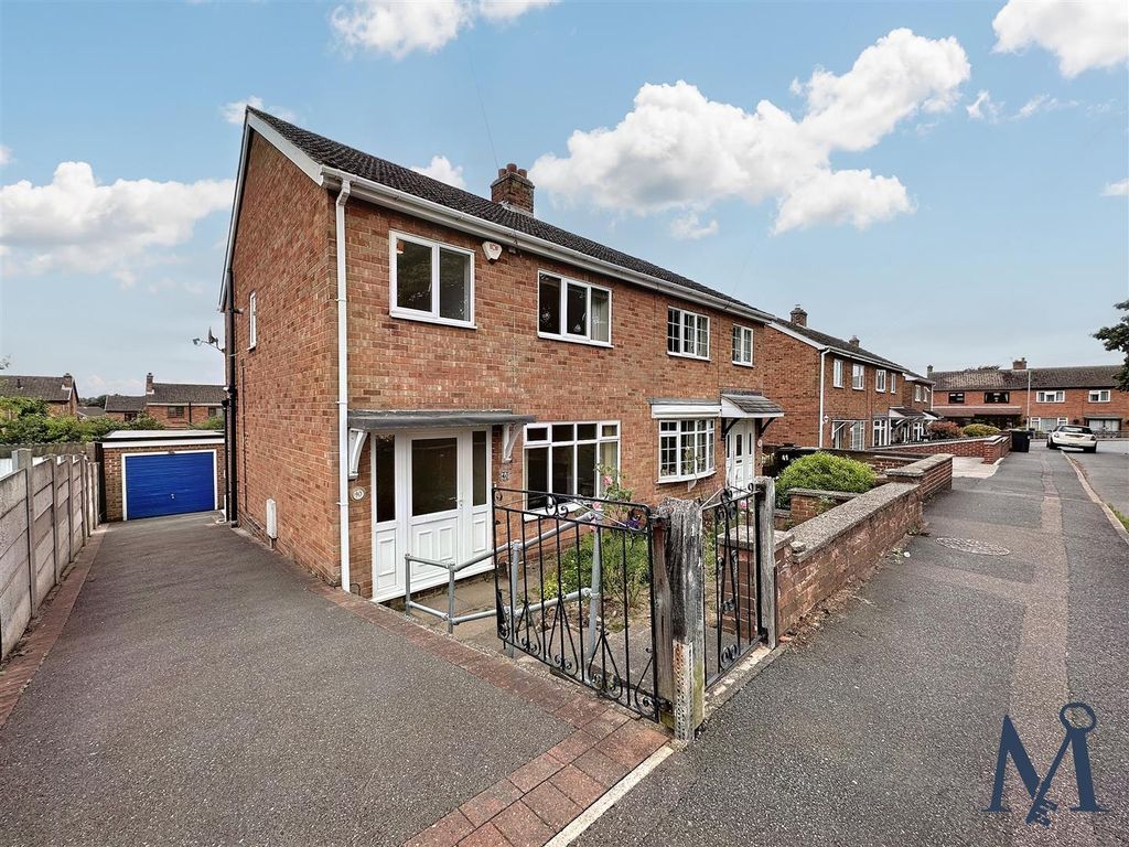 3 bed semidetached house for sale in Mease Close, Measham, Swadlincote