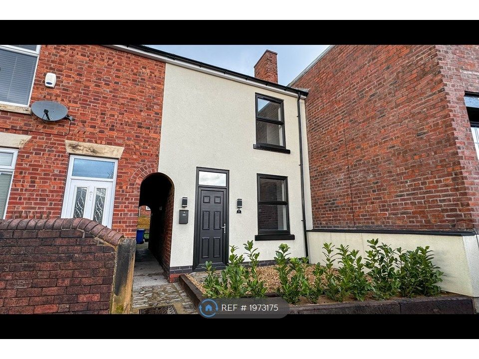 3 bed terraced house to rent in Catherine Street, Chesterfield S40, £