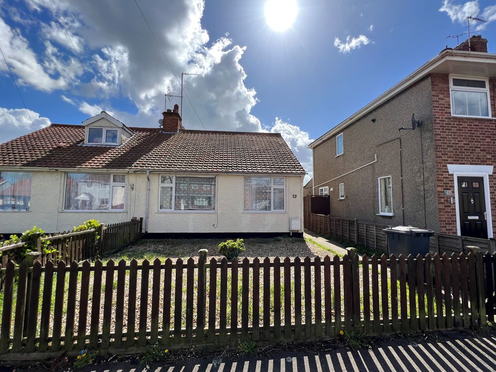 2 bed semidetached bungalow to rent in Edgerton Road, Lowestoft NR33