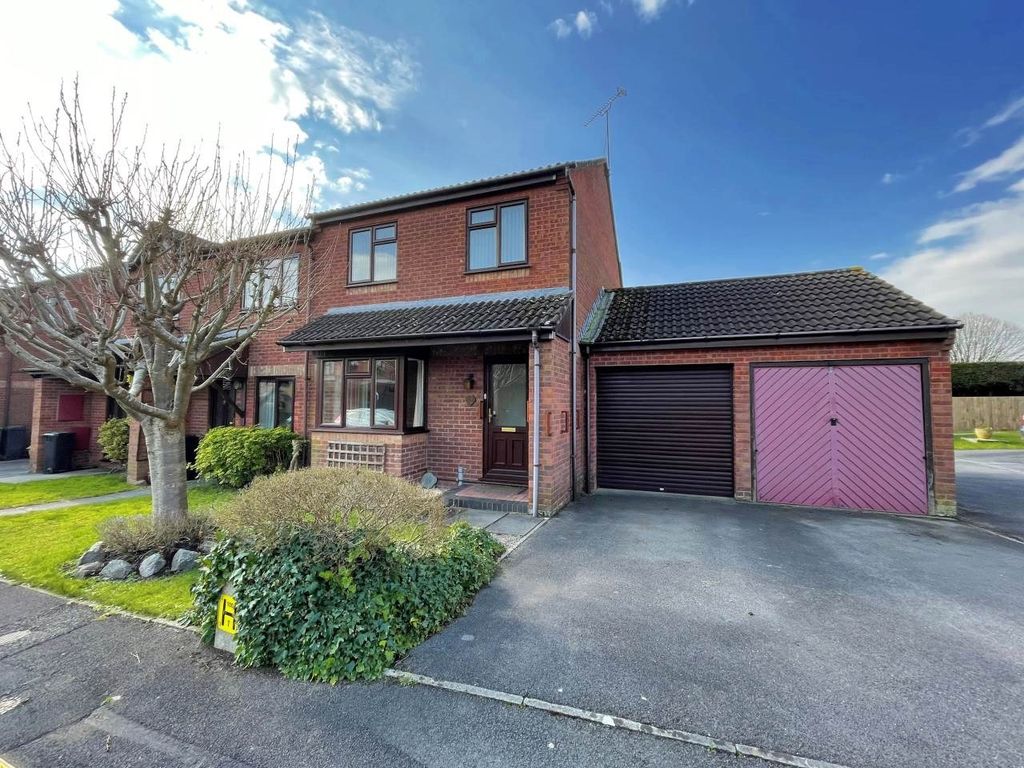 3 bed semidetached house for sale in Larkspur Close, Thornbury, South