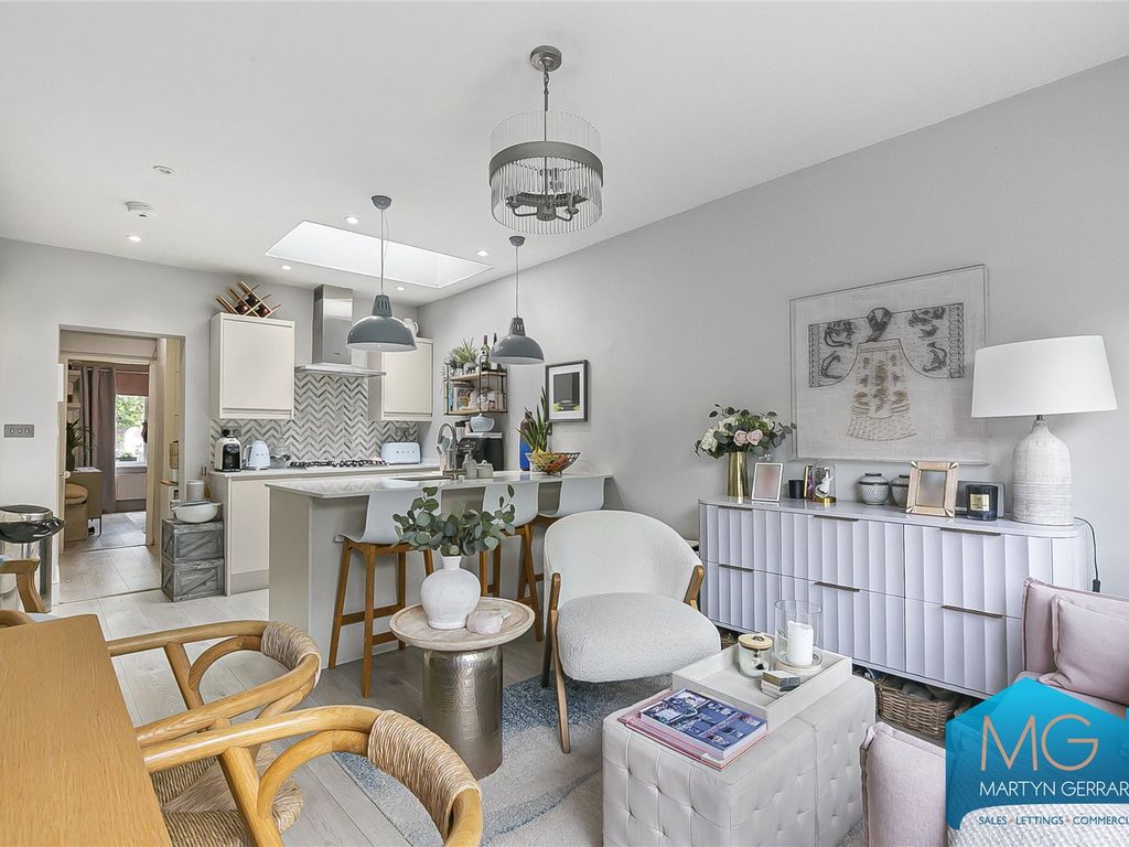 2 bed end terrace house for sale in Queens Road, Finchley, London N3, £