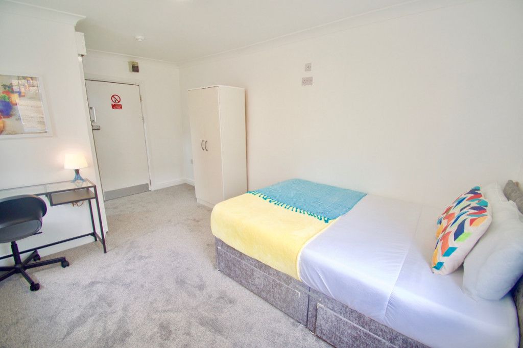 Room to rent in Devonport Road, London W12 Zoopla