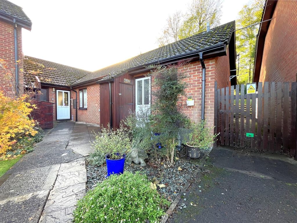 2 bed bungalow for sale in Flers Court, Warminster BA12 Zoopla