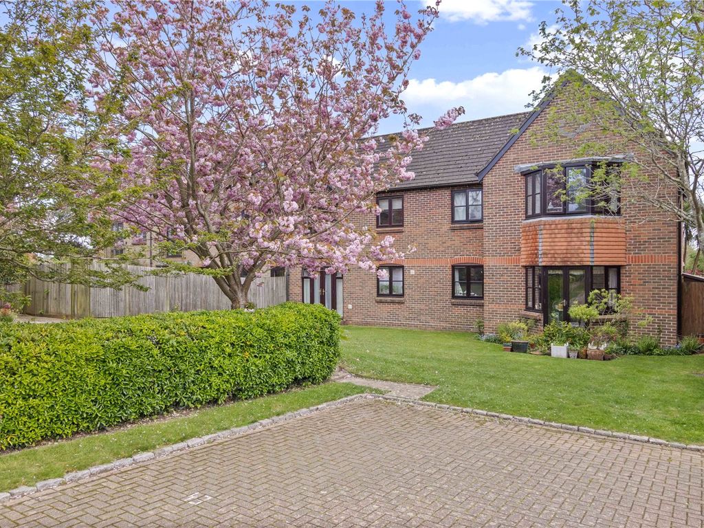 2 bed flat for sale in Woodlands Lane, Chichester, West Sussex PO19, £