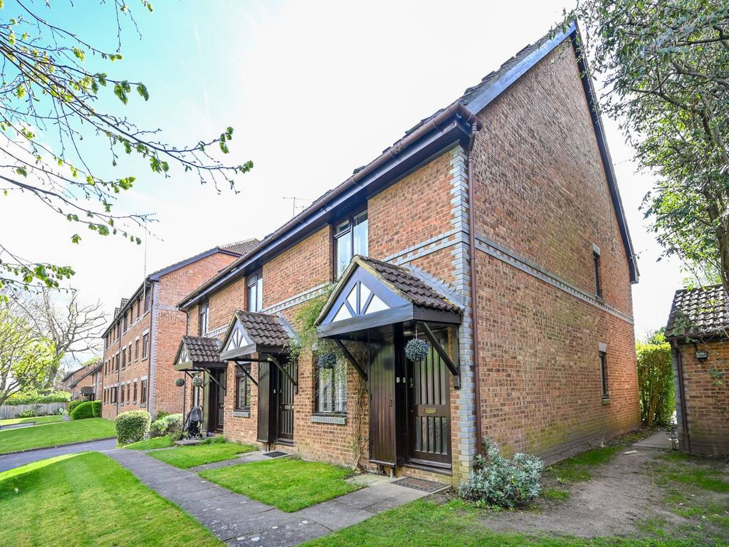 2 bed for sale in Tintagel Way, Woking GU22, £285,000 Zoopla