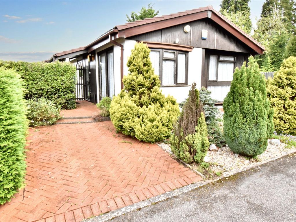 2 bed mobile/park home for sale in Chapel Lane, Wythall, Birmingham B47