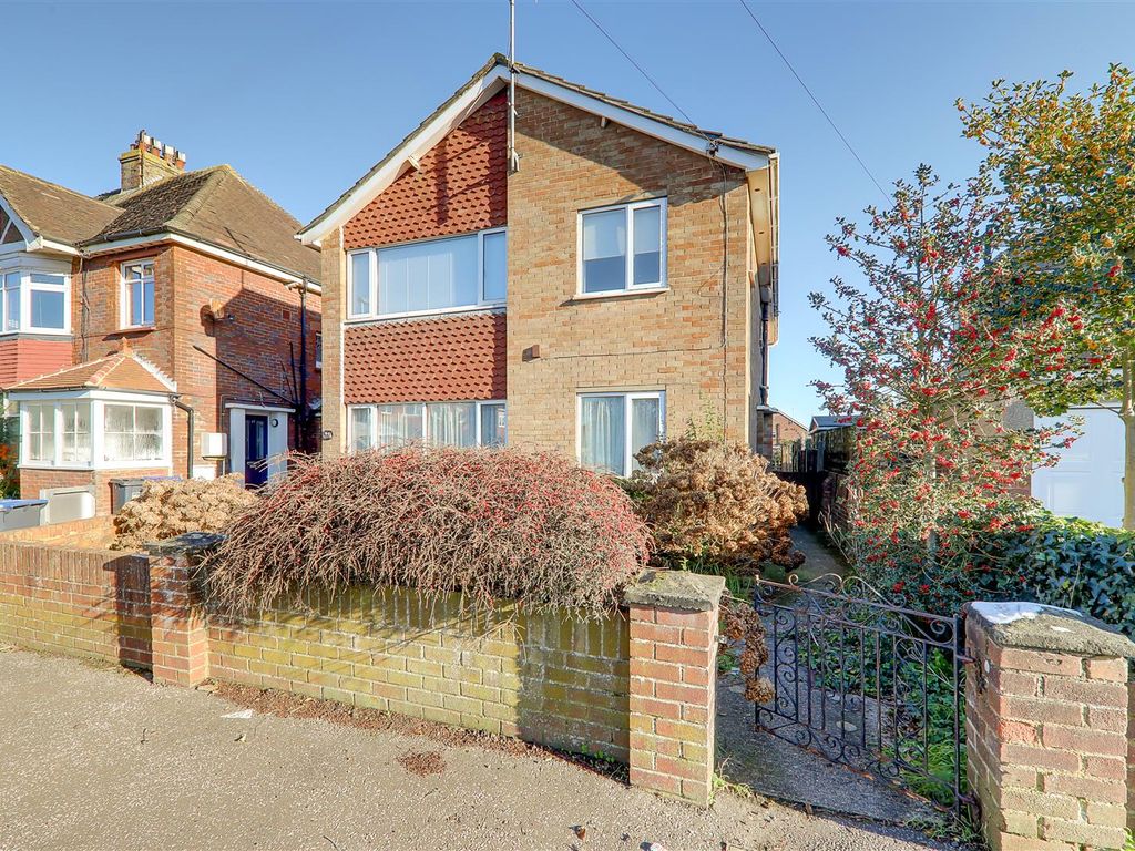 2 bed flat for sale in Bruce Avenue, GoringBySea, Worthing BN11, £