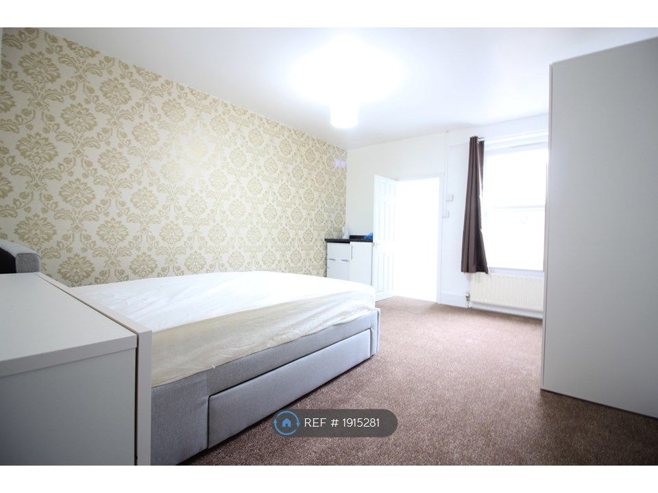 Studio to rent in Winchelsea Street, Dover CT17, £595 pcm Zoopla