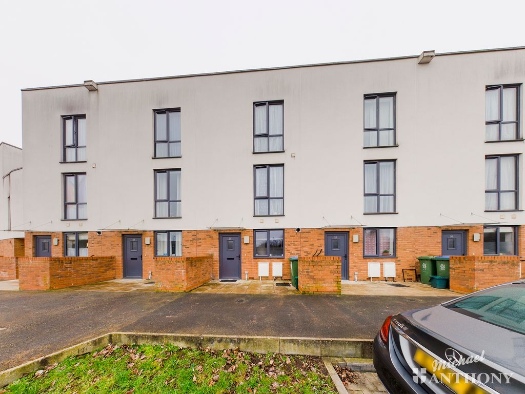 3 bed town house for sale in Mitchell Close, Aylesbury HP21, £182,500