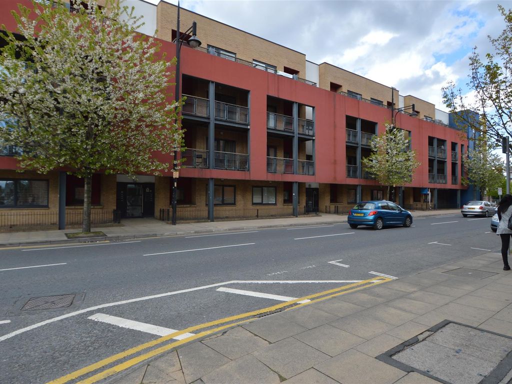 2 bed flat to rent in Stretford Road, Hulme, Manchester M15, £1,300 pcm