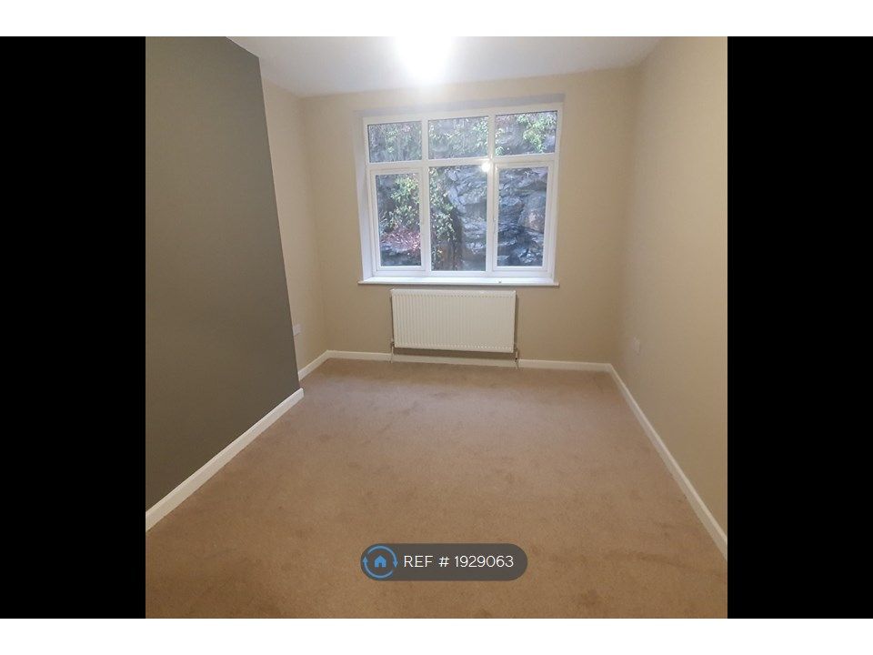 2 bed flat to rent in Commercial Road, Llanhilleth, Abertillery NP13, £650 pcm Zoopla