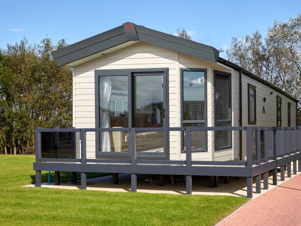 2 bed property for sale in BurnhamOnCrouch CM0 Zoopla