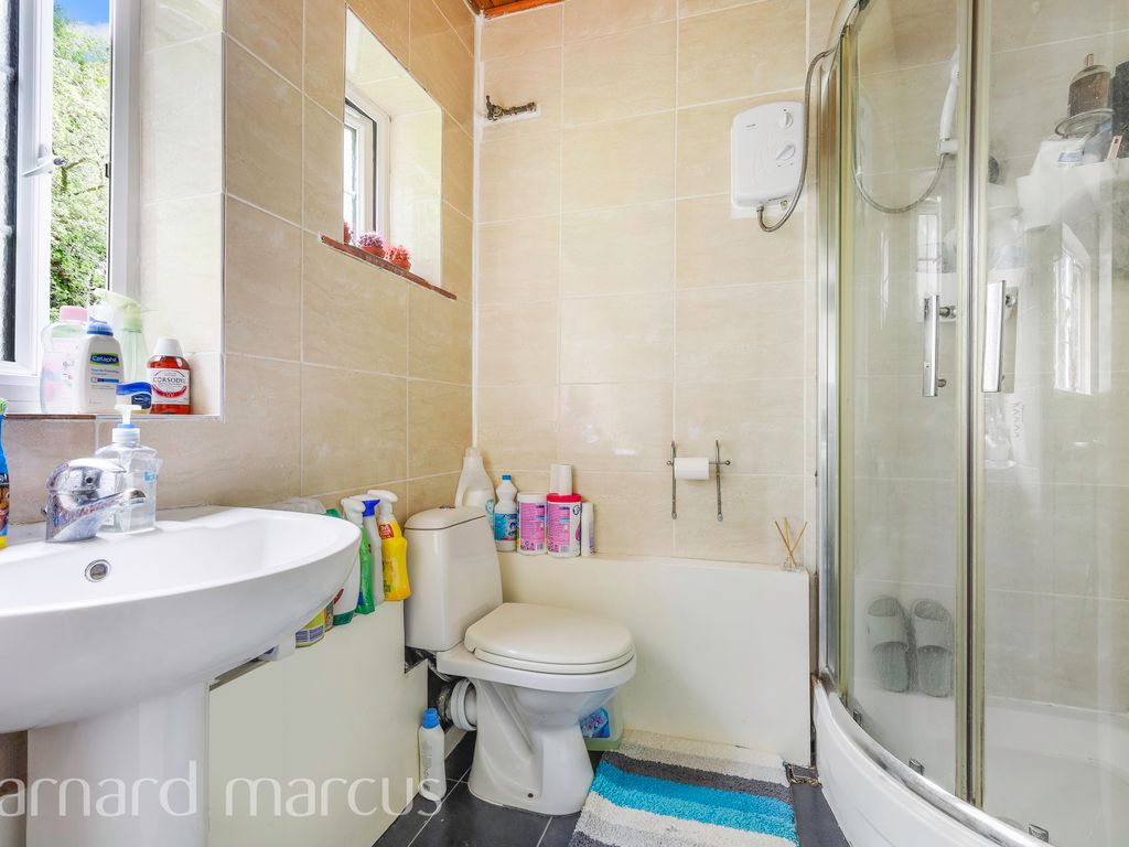 2 bed flat to rent in Drummond Gardens, Christ Church Mount, Epsom KT19