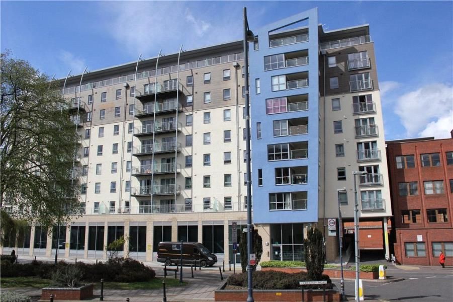 1 bed flat to rent in Woking, Surrey GU21, £1,250 pcm Zoopla