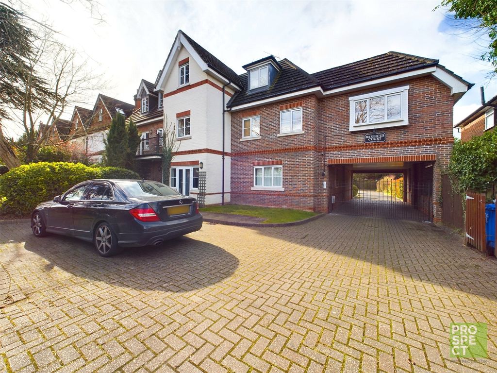2 bed flat for sale in Barbicus Court, Ray Park Avenue, Maidenhead