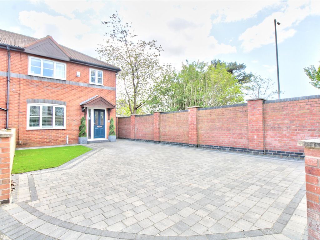 3 bed semidetached house for sale in Lavender Gardens, Thornton