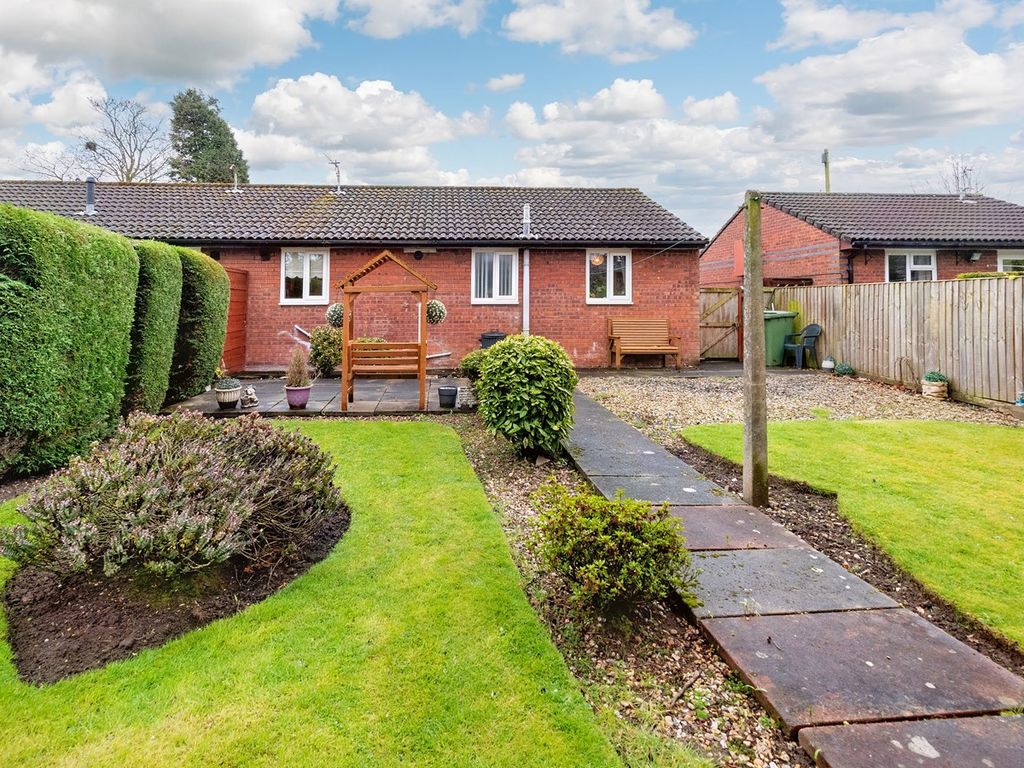 2 bed semidetached bungalow for sale in Hillock Lane, Woolston