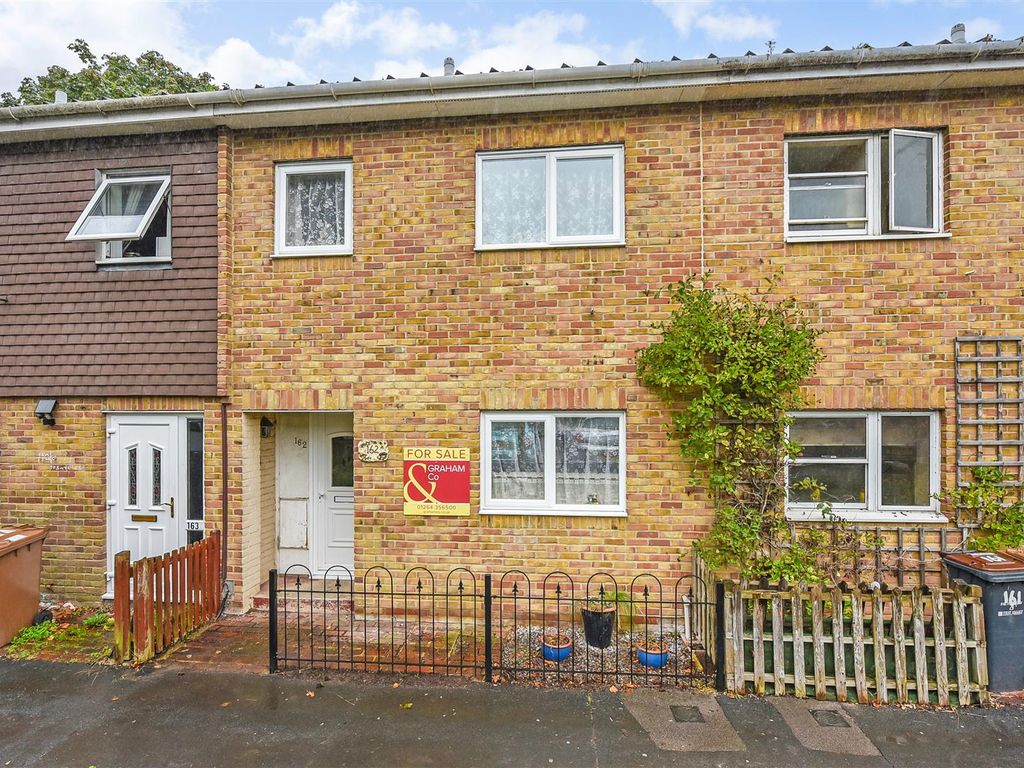 3 bed terraced house for sale in Launcelot Close, Andover SP10, £