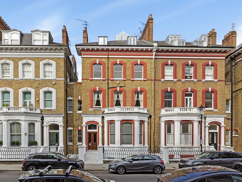 2 bed flat to rent in Roland Gardens, South Kensington SW7, £5,850 pcm