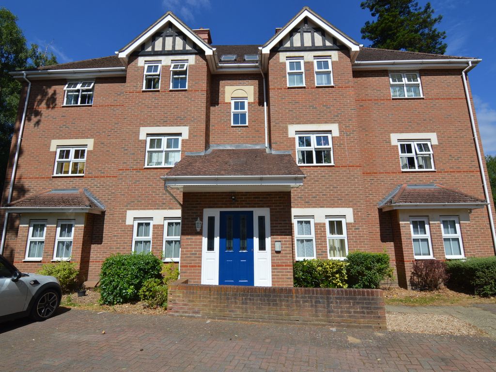 2 bed flat to rent in Kintbury Close, Fleet GU51, £1,300 pcm Zoopla