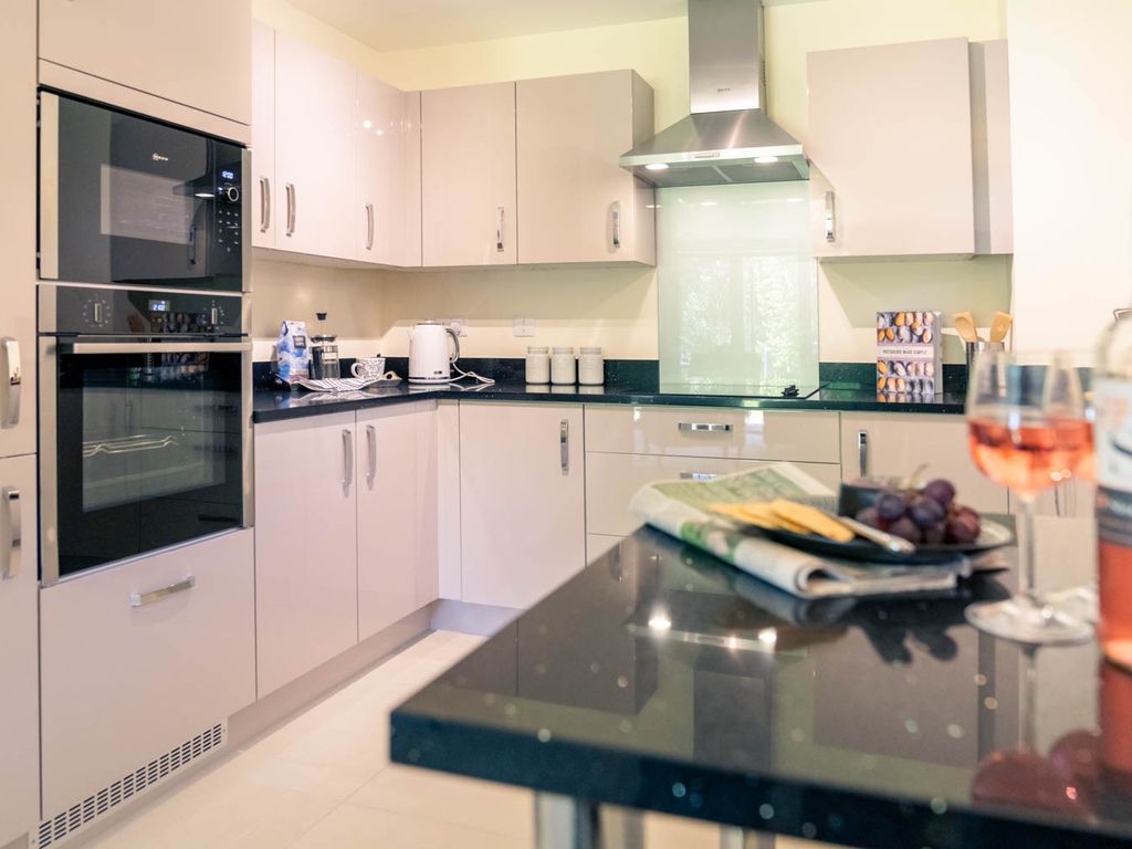 2 bed flat to rent in Waller Grove, Swanland, North Ferriby HU14, £