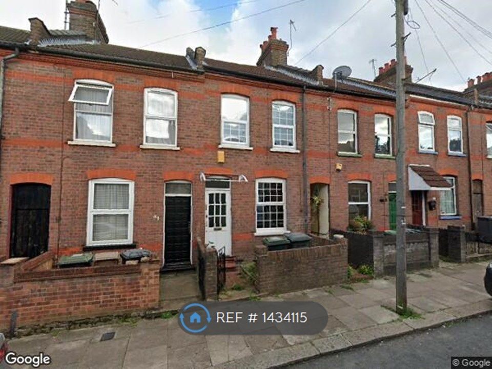 2 bed terraced house to rent in Butlin Road, Luton LU1, £1,150 pcm Zoopla