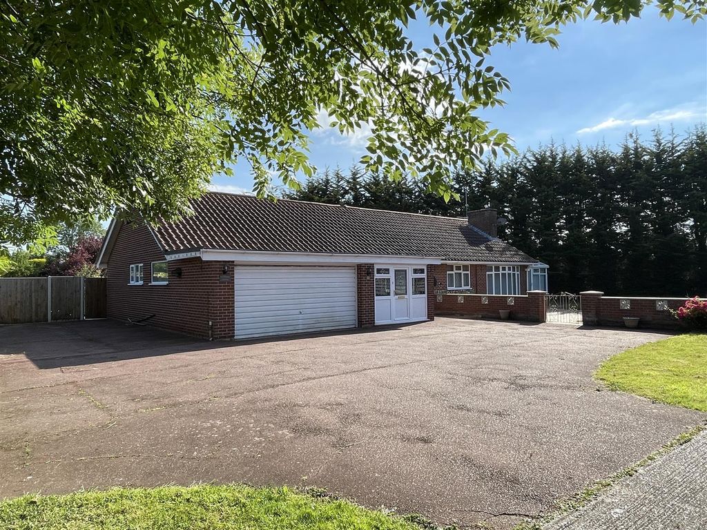3 bed detached bungalow for sale in Cotmer Road, South Oulton Broad