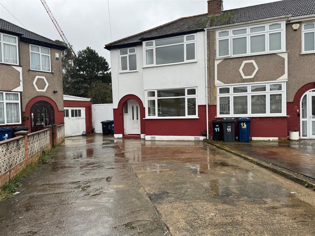 3 bed end terrace house to rent in Raynor Close, Southall UB1, £2,650