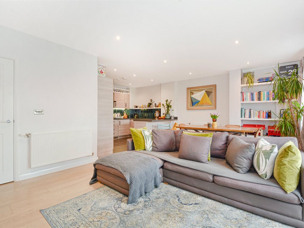 3 bed flat for sale in Thornbury Way, Walthamstow, London E17, £500,000
