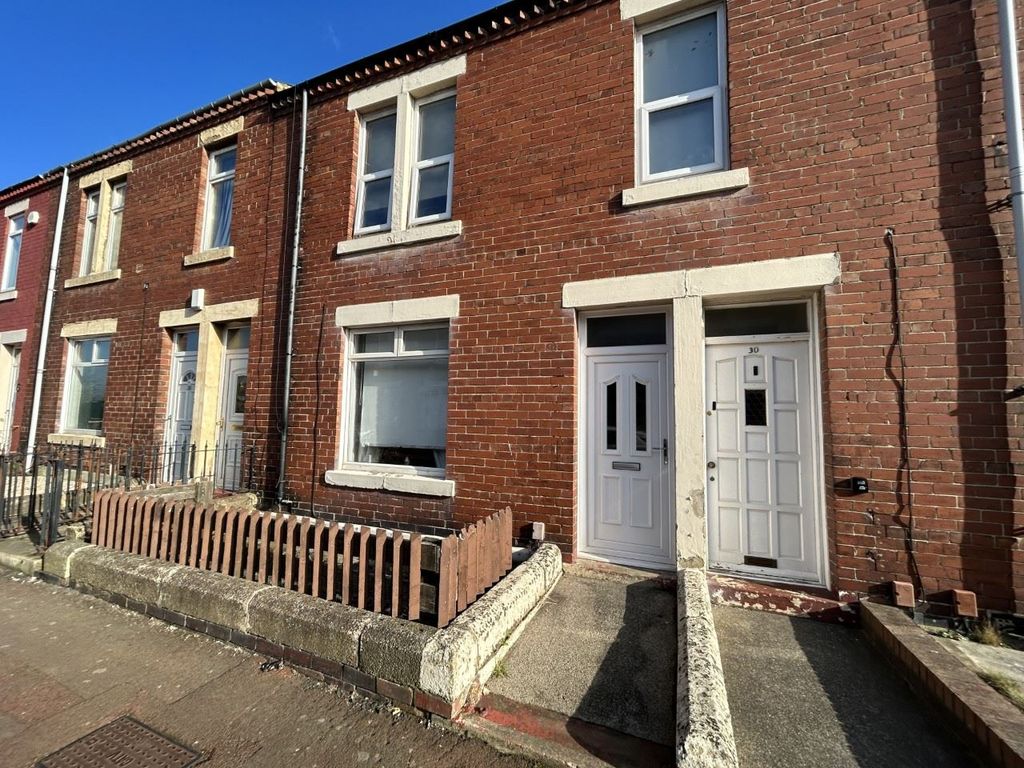 2 bed flat for sale in Portland Street, Pelaw, Gateshead NE10, £62,000