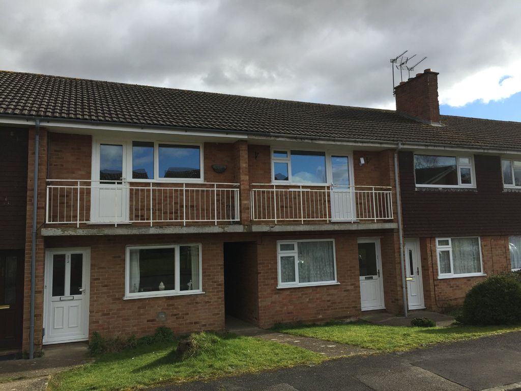 2 bed flat to rent in Britten Road, Basingstoke RG22, £1,000 pcm Zoopla