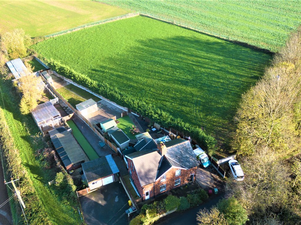 3 bed semidetached house for sale in Calow Green, Chesterfield S44