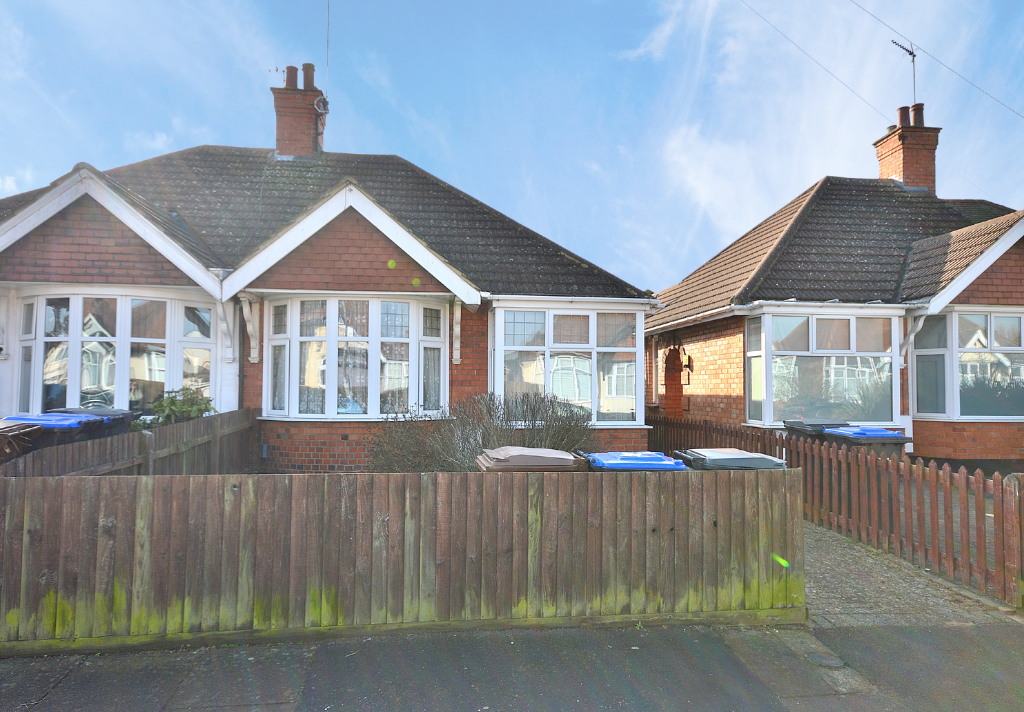 3 bed bungalow for sale in Greville Avenue, Spinney Hill, Northampton