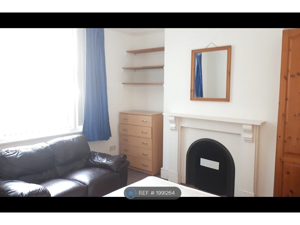 Room to rent in Cowley Road, Uxbridge UB8, £800 pcm Zoopla